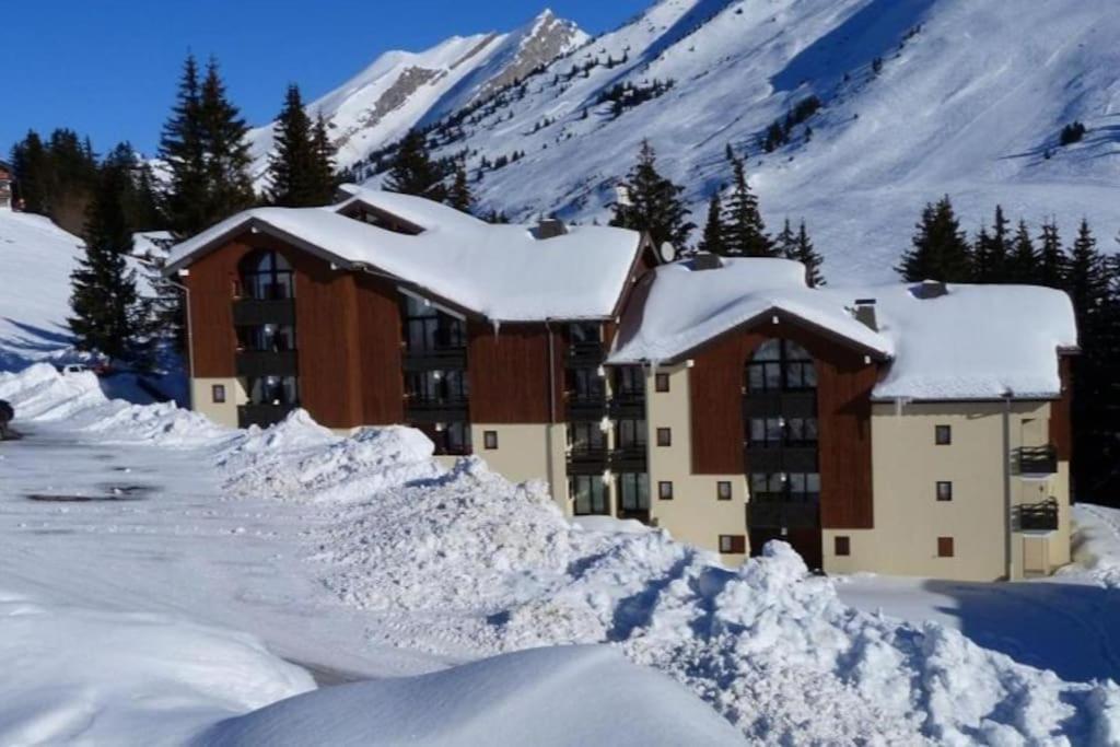 Appartement la Clusaz avec terrasse sur les pistes de ski Manigod Extérieur photo