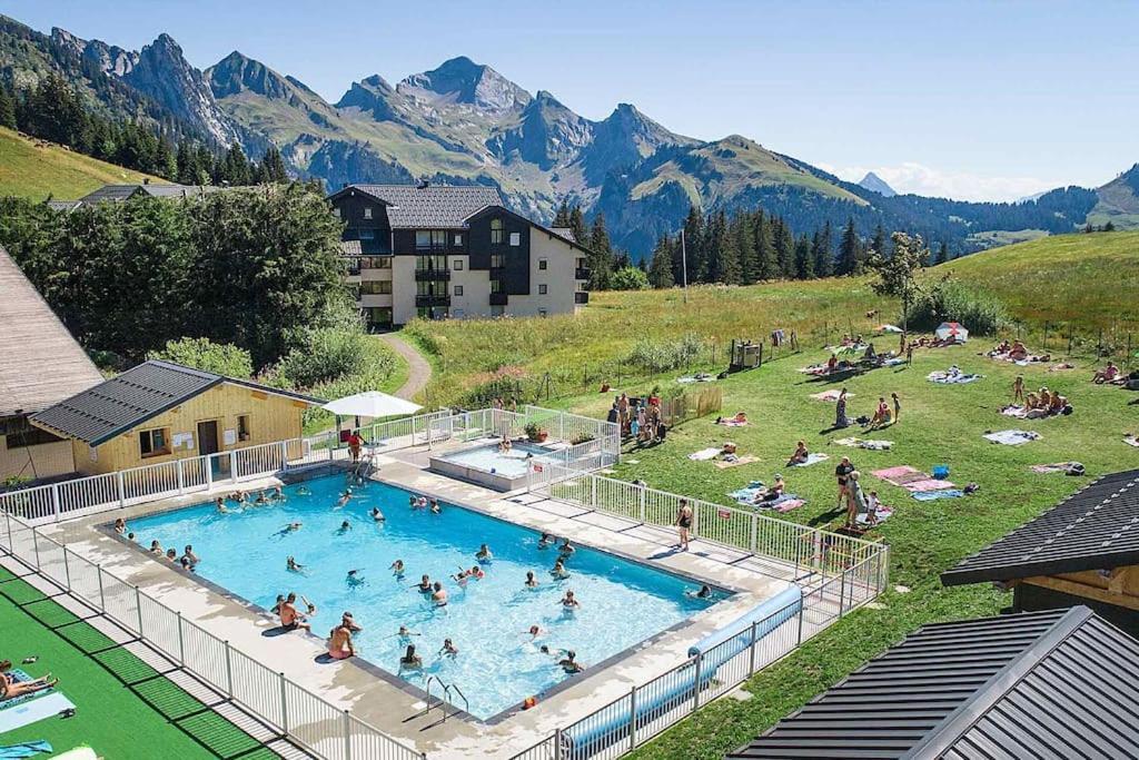 Appartement la Clusaz avec terrasse sur les pistes de ski Manigod Extérieur photo