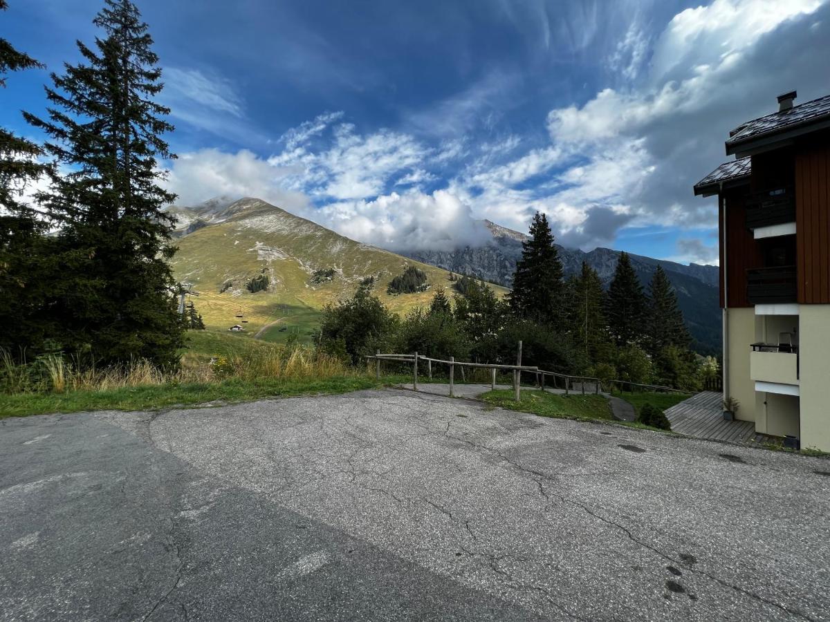 Appartement la Clusaz avec terrasse sur les pistes de ski Manigod Extérieur photo